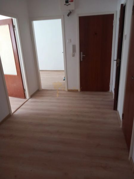 4-izb. byt, Sekurisova, Dúbravka, 3.p./4 s výťahom - Chodba so štyrmi dverami a podlahou s dreveným dekorom v 4-izbovom byte.