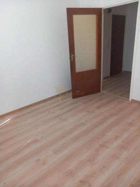 4-izb. byt, Sekurisova, Dúbravka, 3.p./4 s výťahom - Svetlá miestnosť s podlahou s dreveným dekorom a otvorenými dverami v 4-izbovom byte.