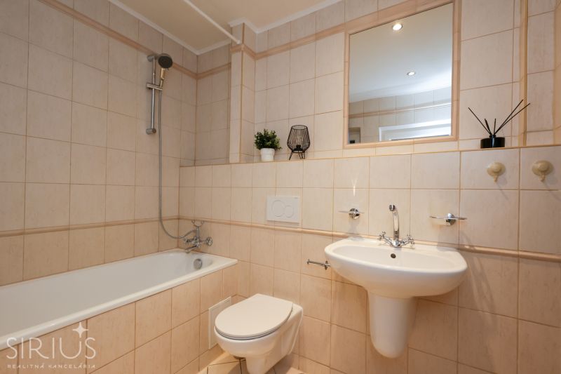 LAURINSKÁ, 2i byt, 68m² – REPREZENTATÍVNE bývanie v historickom CENTRE - Kúpeľňa v 2-izbovom byte s vaňou, zrkadlom a svetlými obkladmi.