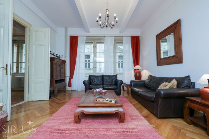 LAURINSKÁ, 2i byt, 68m² – REPREZENTATÍVNE bývanie v historickom CENTRE - Obývačka v 2-izbovom byte s koženými sedačkami a podlahou s dreveným dekorom.