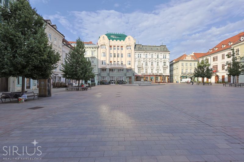 LAURINSKÁ, 2i byt, 68m² – REPREZENTATÍVNE bývanie v historickom CENTRE - Historické budovy na námestí v Bratislave, Starom Meste na Laurinskej ulici.