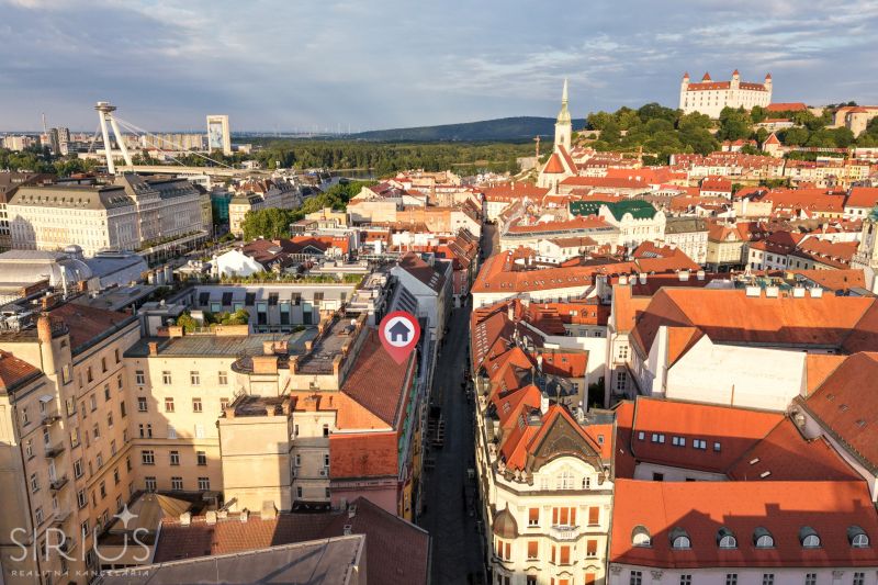 LAURINSKÁ, 2i byt, 68m² – REPREZENTATÍVNE bývanie v historickom CENTRE - Pohľad na Bratislava - Staré Mesto, Laurinská ulica, ukazuje atmosféru historického centra.