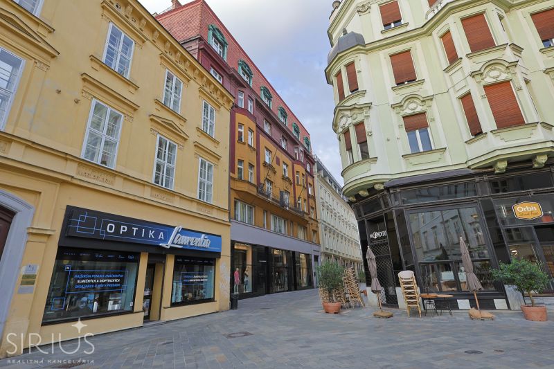 LAURINSKÁ, 2i byt, 68m² – REPREZENTATÍVNE bývanie v historickom CENTRE - Ulica Laurinská v Bratislave - Starom Meste s obchodmi a kaviarňami.
