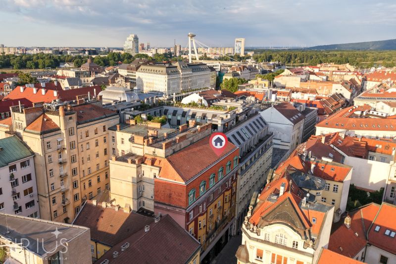 LAURINSKÁ, 2i byt, 68m² – REPREZENTATÍVNE bývanie v historickom CENTRE - Pohľad na strechy a ulice Bratislava - Staré Mesto, Laurinská, s ikonickým mostom.