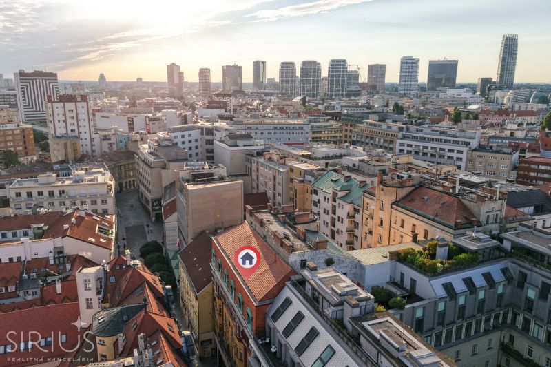 LAURINSKÁ, 2i byt, 68m² – REPREZENTATÍVNE bývanie v historickom CENTRE - Pohľad na strechy a mrakodrapy v Bratislave, Laurinská ulica, 2-izbový byt.