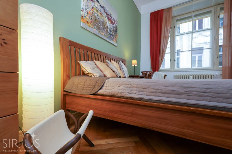 LAURINSKÁ, 2i byt, 68m² – REPREZENTATÍVNE bývanie v historickom CENTRE - Spálňa s podlahou s dreveným dekorom v 2-izbovom byte, jemný dizajn a svetlá.
