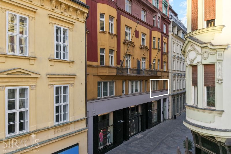 LAURINSKÁ, 2i byt, 68m² – REPREZENTATÍVNE bývanie v historickom CENTRE - Historické fasády budov na Laurinskej ulici v Bratislave - Staré Mesto, 2-izbový byt.