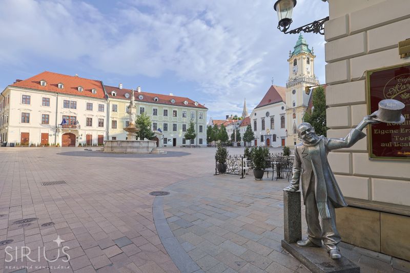 LAURINSKÁ, 2i byt, 68m² – REPREZENTATÍVNE bývanie v historickom CENTRE - Radničné námestie v Bratislave s historickými budovami a sochou, pokojná atmosféra.