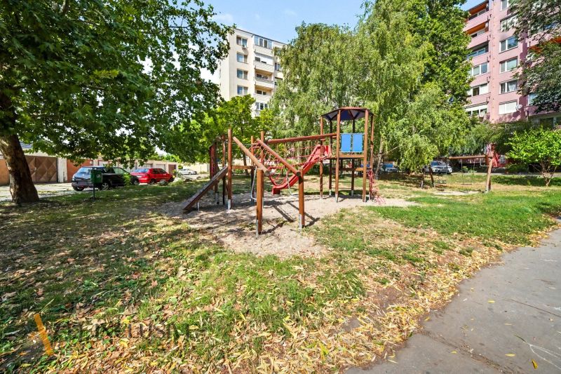 Na predaj veľkom. 3-i. byt s balk. v centre Dun.Stredy - Detské ihrisko medzi panelákmi v Dunajskej Strede na Neratovickom námestí.