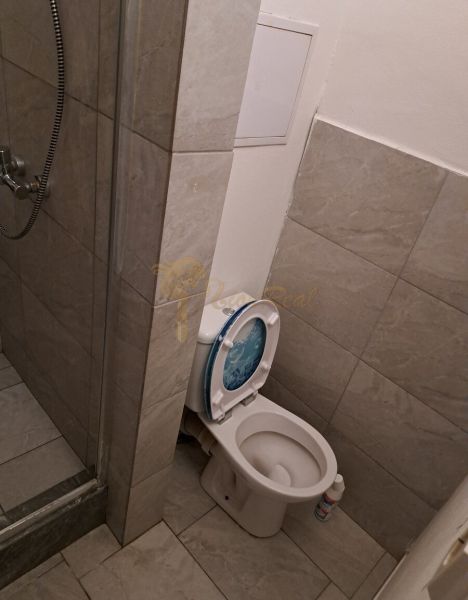 Garzónka, Rybničná ul., BA III - Vajnory - Kúpeľňa s toaletou a sprchovým kútom v garsónke.