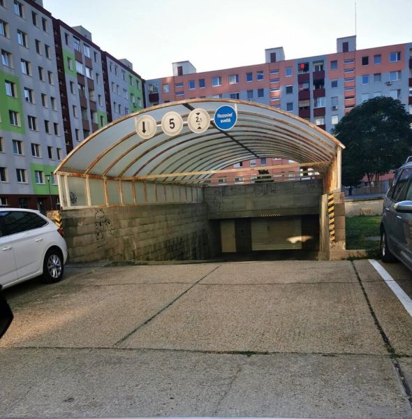 Garáž na  Rajeckej ulici  - Garáže na Rajeckej ulici v Bratislave - Vrakuni pred obytnými domami s autami.