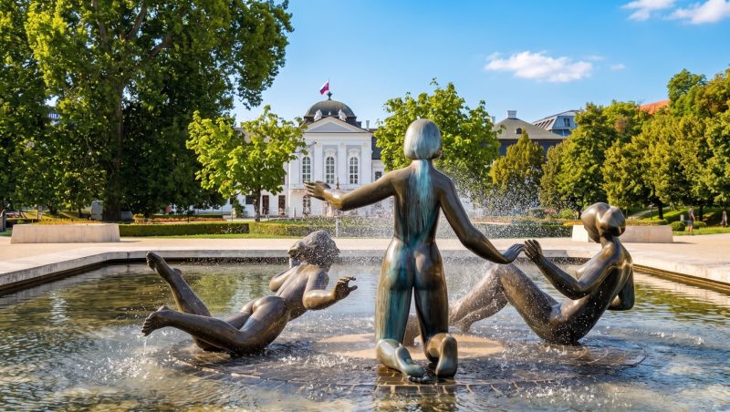 I Exkluzívny 2-izbový byt v srdci Bratislavy, Staré Mesto - Fontána s bronzovými sochami a prezidentka v záhradách v Bratislave – Starom Meste na Banskobystrickej.