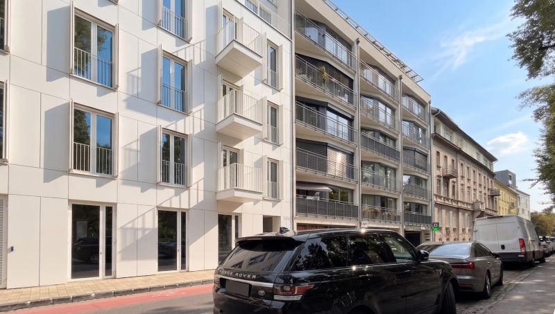 I Exkluzívny 2-izbový byt v srdci Bratislavy, Staré Mesto - Ulica Banskobystrická, Bratislava - Staré Mesto, zobrazuje modernú fasádu budov a zaparkované autá.