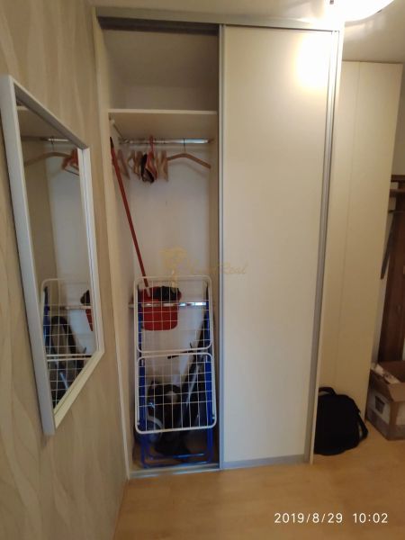 Slnečný 2-izb. byt, Račianske mýto, lodžia, výhľad do parku - Vstavaná skriňa s posuvnými dverami, vešiakmi a zrkadlo v 2-izbovom byte.
