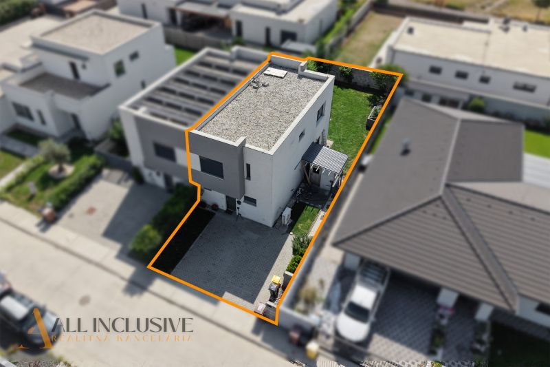 Na predaj 4-izb. RD–časť dvojdomu, Hrubá Borša - Rodinný dom v Hrubej Borši s pozemkom a garážou v susedstve.