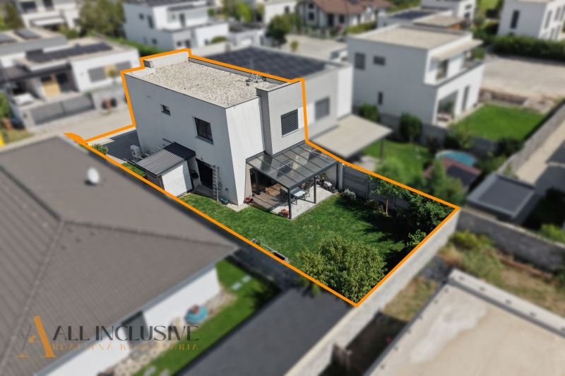Na predaj 4-izb. RD–časť dvojdomu, Hrubá Borša - Rodinný dom v Hrubej Borši s terasou a trávnatou záhradou, oddelený oranžovým výrezom.