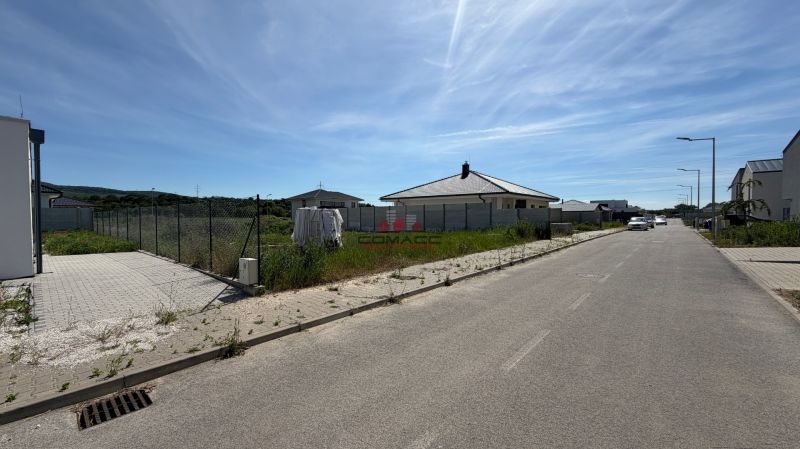 4 iz novostavba RD - tepelné čerpadlo - Moravany nad Váhom ZĽAVA!! - Ulica Ducovská v Moravanoch nad Váhom s rodinným domom, autami a plotmi.