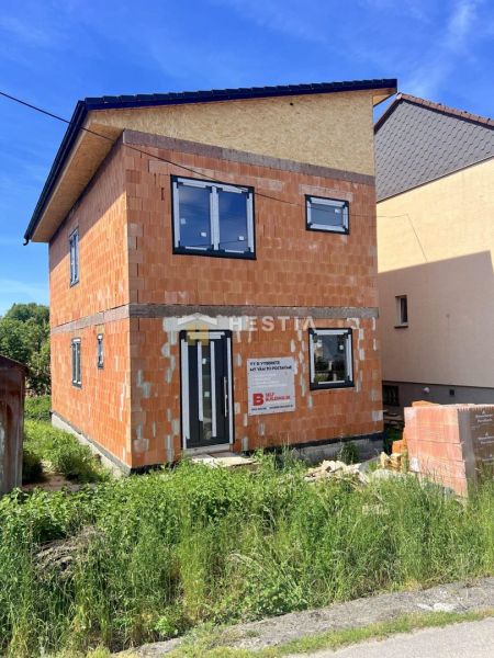 Novostavba podľa Vašich predstáv !! - Nedokončený rodinný dom v Cerovej s viditeľnými tehlovými stenami a plastovými oknami.