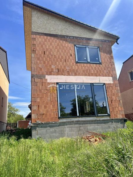 Novostavba podľa Vašich predstáv !! - Rodinný dom v Cerovej v štádiu výstavby s neomietnutou tehlovou fasádou.