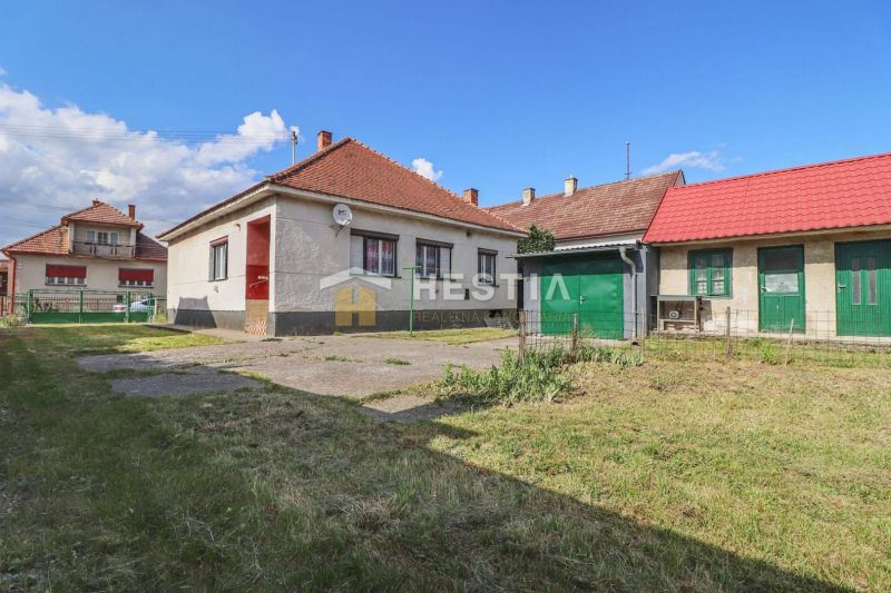 Rodinný dom Borský Mikuláš - Rodinný dom v Borskom Mikuláši so záhradou a garážou na trávnatom pozemku.