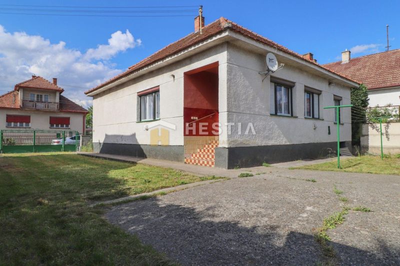 Rodinný dom Borský Mikuláš - Rodinný dom v Borskom Mikuláši s upraveným trávnikom, spevnenou plochou a satelitnou anténou.