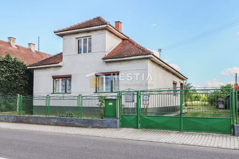 Rodinný dom Borský Mikuláš - Rodinný dom v Borskom Mikuláši s bielymi stenami a zeleným plotom.