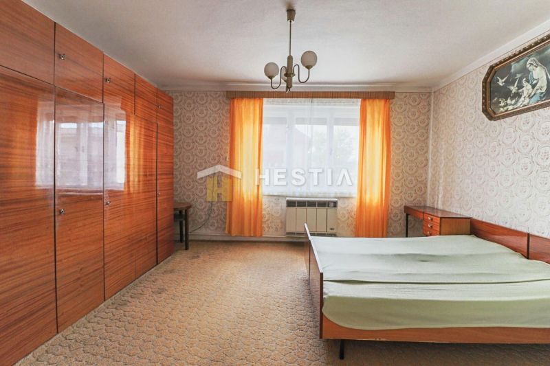 Rodinný dom Borský Mikuláš - Ako vyznieva interiér spálne s tapetami, skrine a posteľ v rodinnom dome.