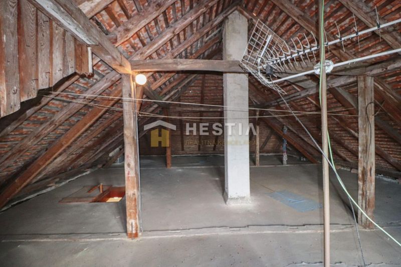 Rodinný dom Borský Mikuláš - Podkrovie v rodinnom dome, drevená konštrukcia a strešné trámy, Borský Mikuláš.