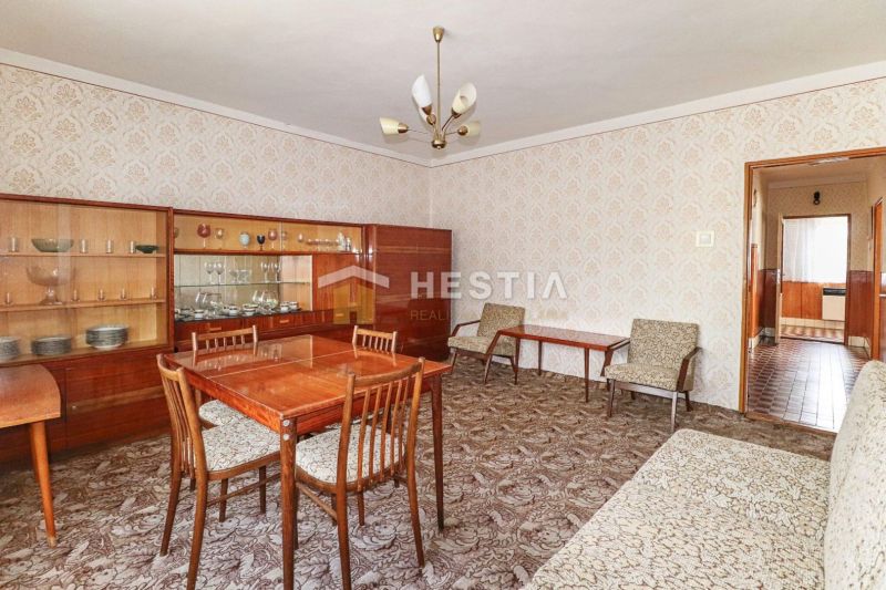 Rodinný dom Borský Mikuláš - Interiér rodinného domu s nábytkom z 20. storočia a vzorovaným kobercom.