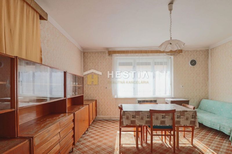 Rodinný dom Borský Mikuláš - Jedáleň v rodinnom dome s retro nábytkom a kobercom, dominuje svetlé okno.