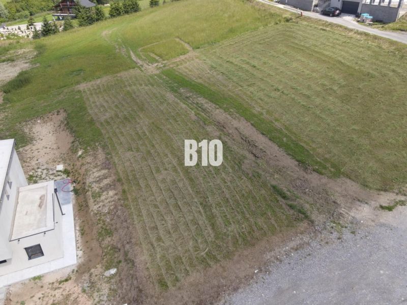 Stavebný pozemok 510m2 - Bitarová - Rovinatý pozemok v Bitarovej ideálny na bývanie obklopený prírodou a modernými stavbami.