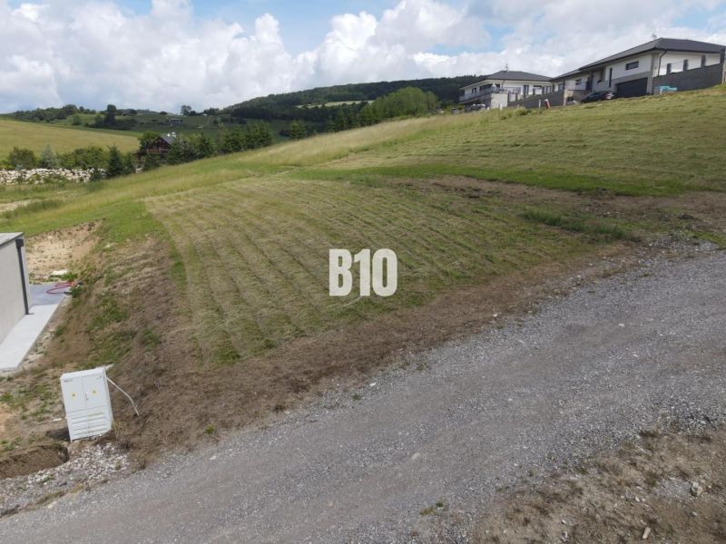 Stavebný pozemok 510m2 - Bitarová - Pozemky - bývanie v Bitarovej na svahu s výhľadom na vidiecku krajinu a domy.