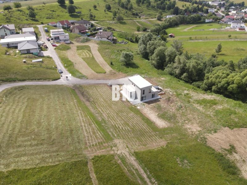 Stavebný pozemok 510m2 - Bitarová - Lúky a rodinné domy v okolí Bitarovej vhodné pre pozemky - bývanie.