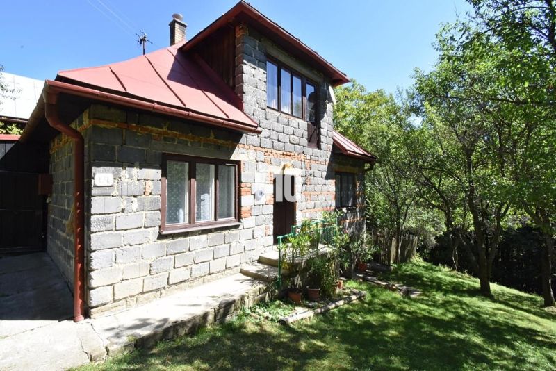 Rodinný dom v pôvodnom stave -Dlhé Pole - Rodinný dom v Dlhom Poli obklopený zeleňou s podkrovím a červenou strechou.