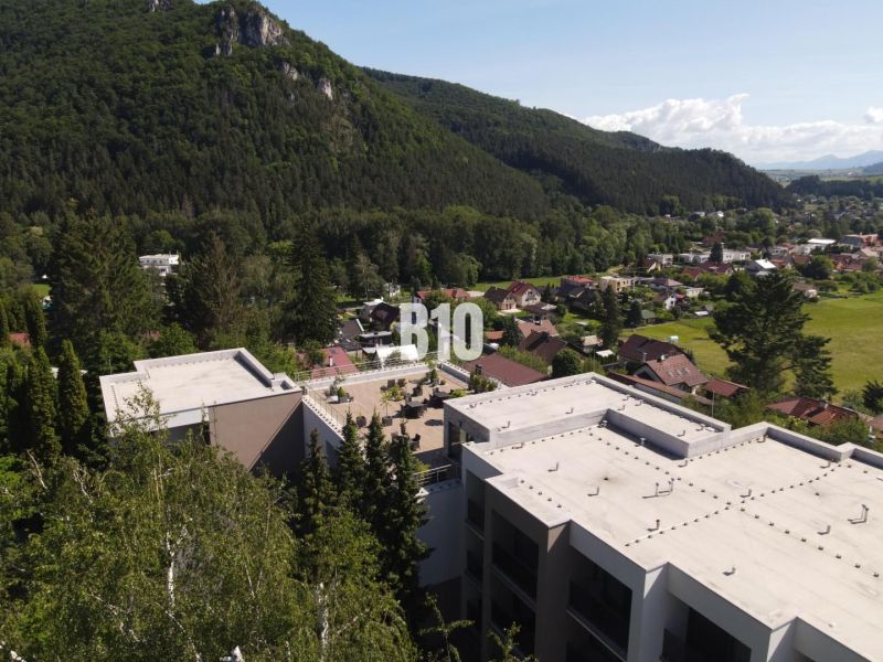 Relax Residence - Apartmán so zariadením - Strecha budovy na ulici M. R. Štefánika v Rajeckých Tepliciach, obklopená zeleňou.