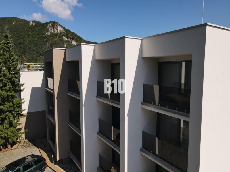 Relax Residence - Apartmán so zariadením - Budova s balkónmi na ulici M. R. Štefánika v Rajeckých Tepliciach, obklopená prírodou.