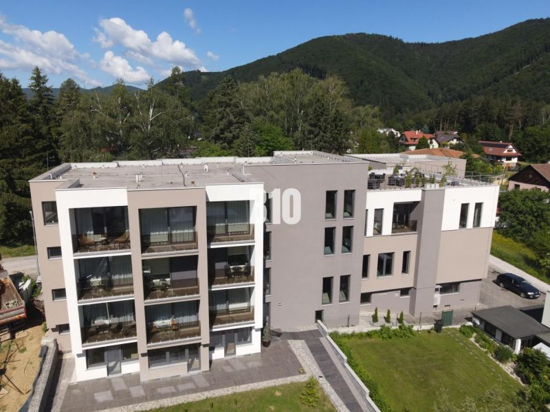 Relax Residence - Apartmán so zariadením - Budova v Rajeckých Tepliciach na ulici M. R. Štefánika, vhodná na 2-izbový byt.