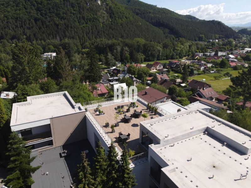 Relax Residence - Apartmán so zariadením - Pohľad na strešnú terasu medzi budovami obklopenými prírodou v Rajeckých Tepliciach na ulici M. R. Štefánika.