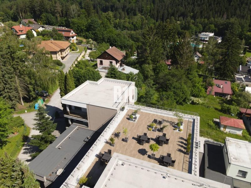 Relax Residence - Apartmán so zariadením - Strešná terasa so záhradným nábytkom pri ulici M. R. Štefánika v Rajeckých Tepliciach.
