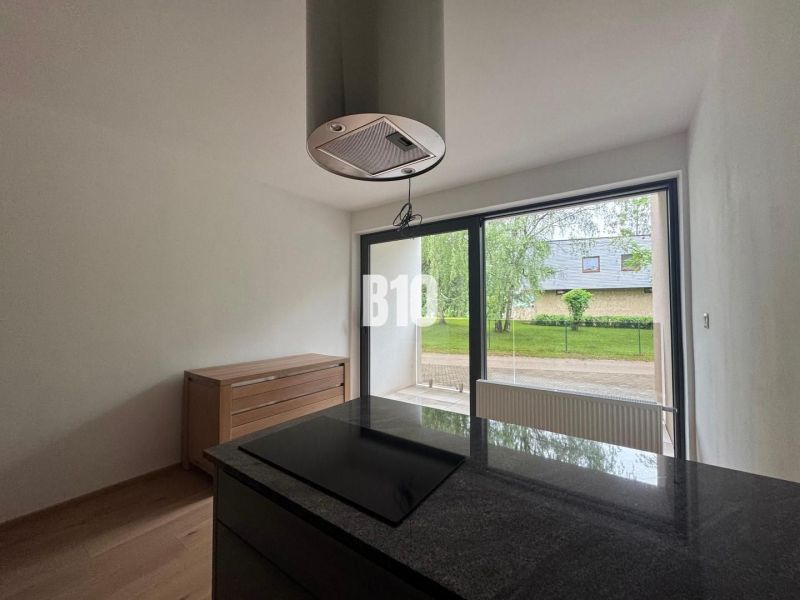 Relax Residence - Apartmán so zariadením - Kuchyňa v 2-izbovom byte s podlahou s dreveným dekorom a veľkými oknami.