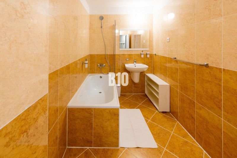 Investičný APARTMÁN v centre Terchovej - Kúpeľňa v Rekreačnom apartmáne s vaňou, umývadlom a svetlými obkladmi.