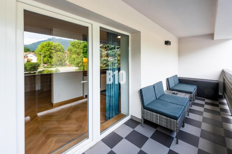 Investičný APARTMÁN v centre Terchovej - Rekreačný apartmán v Terchovej s balkónom, kde sú pohodlné ratanové sedačky a výhľad.