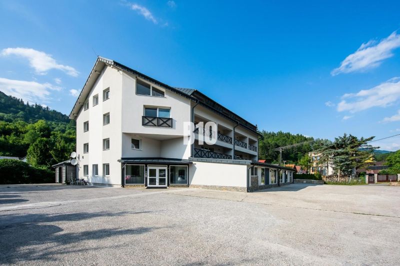 Investičný APARTMÁN v centre Terchovej - Exteriér rekreačného apartmánu v Terchovej s jasnou oblohou a zeleňou naokolo.