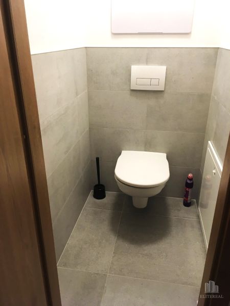 Na prenájom 2-izb byt vo výškovej novostavbe -  Matadorka - Kúpeľňa v 2-izbovom byte s dlažbou a závesným WC.