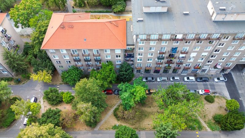 Priestranný 2i byt v obklopení zelene len pár krokov od OC Nivy | 53m² - Pohľad zhora na bytový dom na Budovateľskej ulici v Bratislave - Ružinove.