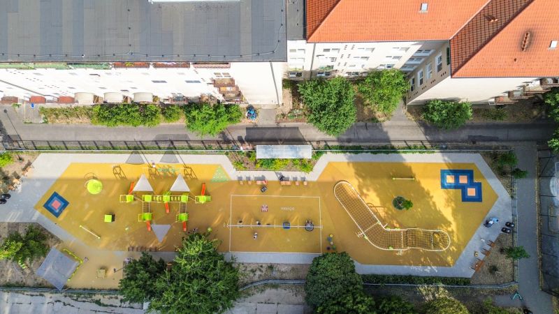 Priestranný 2i byt v obklopení zelene len pár krokov od OC Nivy | 53m² - Detské ihrisko s rôznymi atrakciami a lavičkami na Budovateľskej ulici v Bratislave, Ružinove.