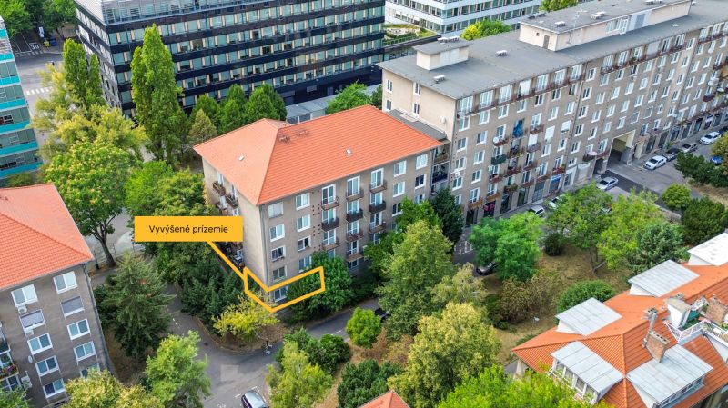 Priestranný 2i byt v obklopení zelene len pár krokov od OC Nivy | 53m² - Záber na budovy a zeleň v Bratislave - Ružinove na Budovateľskej ulici.