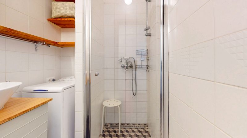 Priestranný 2i byt v obklopení zelene len pár krokov od OC Nivy | 53m² - Kúpeľňa s práčkou, sprchovým kútom a poličkami v 2-izbovom byte.