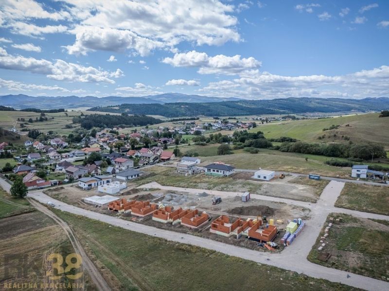 Moderná novostavba rodinného domu v obci Hôrka - Pohľad na plány rodinného domu v Poprade, vrátane rôznych strán a poznámok.
