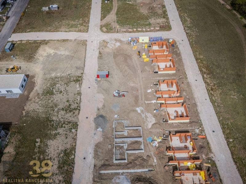 Moderná novostavba rodinného domu v obci Hôrka - Pohľad na plány rodinného domu v Poprade, vrátane rôznych strán a poznámok.